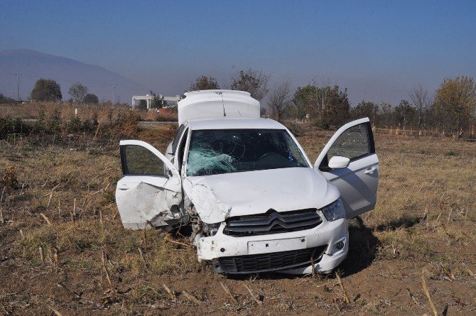 Tarlaya Uçtular, Hava Yastığıyla Kurtuldular: 2 Yaralı