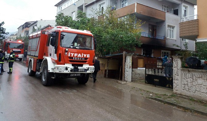 Kibritle Oynayan Çocuklar Evi Yaktı