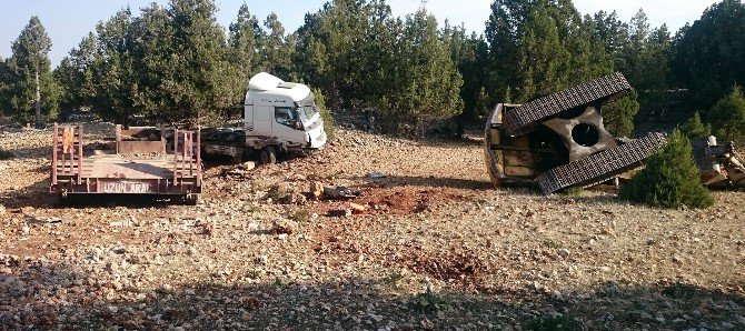 Tır, Üzerindeki İş Makinesiyle Kaza Yaptı