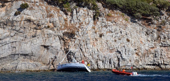 Karaya Oturan Teknedeki Yelkencileri Sahil Güvenlik Kurtardı