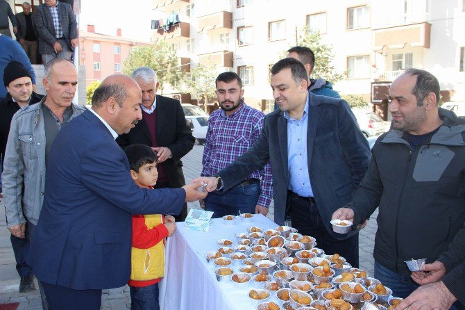 Eczacılar Odası Cuma Namazı Sonrasında Vatandaşlara Tatlı İkram Etti