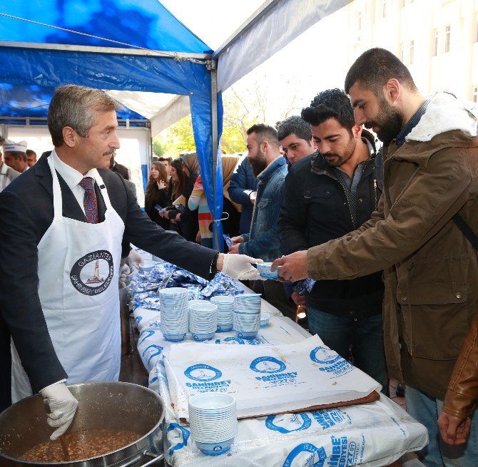 Tahmazoğlu Gaün’de Aşure Dağıttı