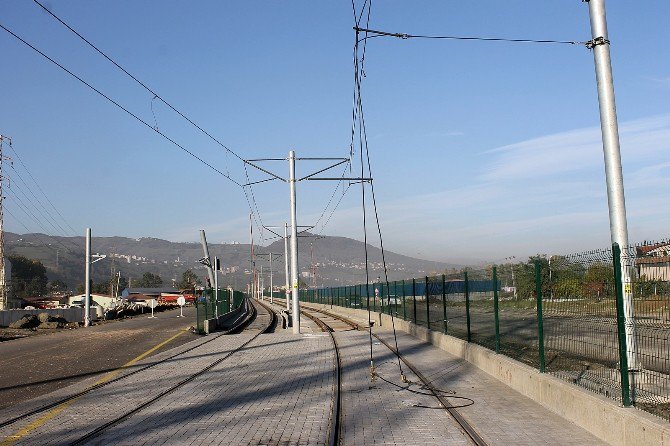 Kamyonun Zarar Verdiği Raylı Sistem Hattı Onarılıyor