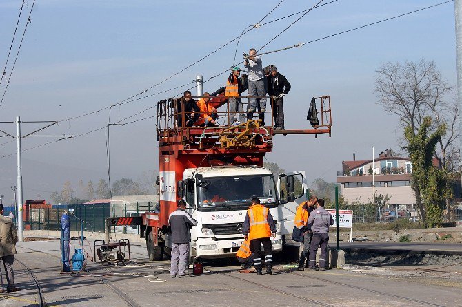 Kamyonun Zarar Verdiği Raylı Sistem Hattı Onarılıyor