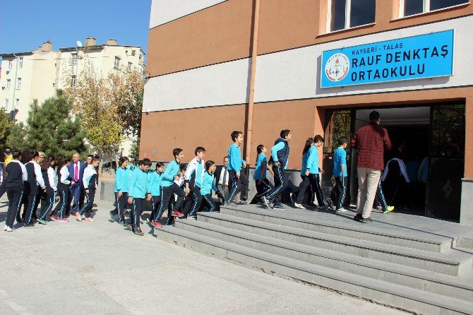 Özel Tekden Ortaokulu’ndan Kardeş Rauf Denktaş Ortaokulu’na 4 Bin Kitap Hediye