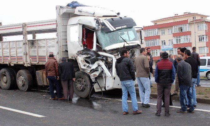 Tekirdağ’da Kamyon Tır’a Çarptı: 1 Yaralı