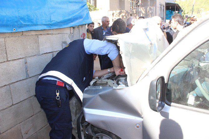 14 Yaşındaki Sürücü Ailesinden İzinsiz Aldığı Araçla Kaza Yaptı: 4 Yaralı