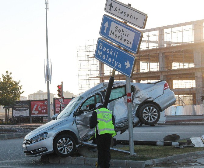 İşçileri Taşıyan Servis İle Otomobil Çarpıştı: 8 Yaralı