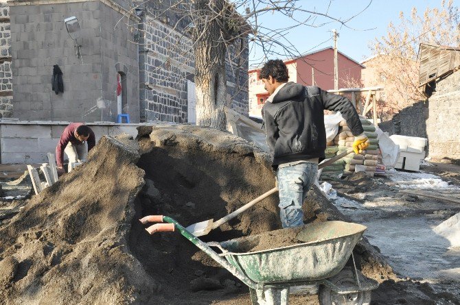 Kars’ın Soğuğu İnşaat İşçilerini Vurdu