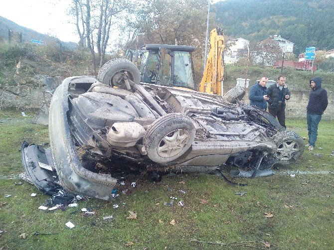 Otomobil Futbol Sahasına Uçtu: 1 Yaralı