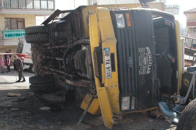 Ankara’da Freni Patlayan Nakliye Kamyonu Devrildi