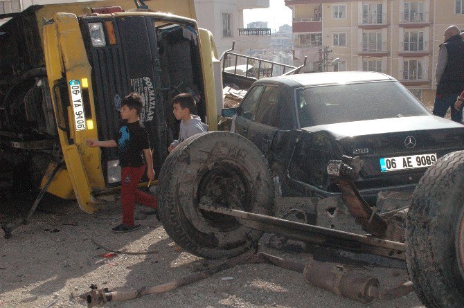 Ankara’da Freni Patlayan Nakliye Kamyonu Devrildi