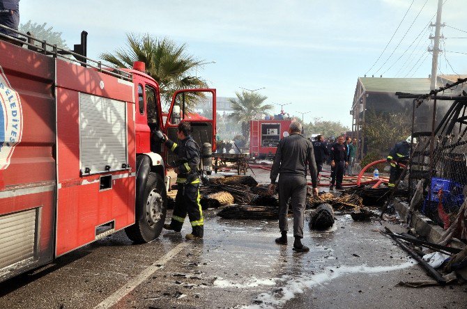 Antalya’da Yangın, Hasır Deposunu Kül Etti