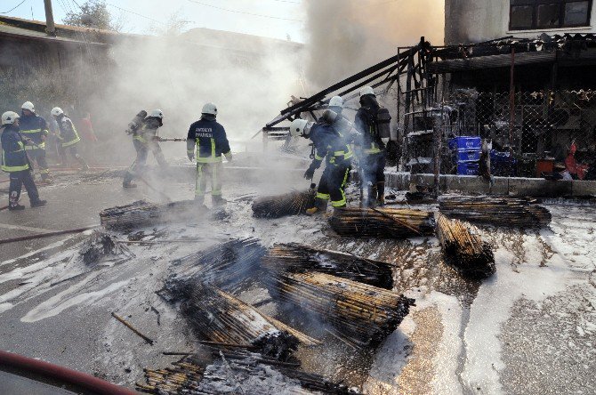Antalya’da Yangın, Hasır Deposunu Kül Etti