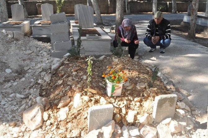 Doğuma Giderken Kazada Hayatını Kaybeden Talihsiz Kadın Çocuklarıyla Defnedildi