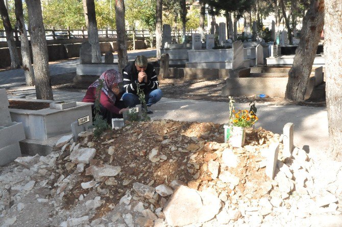 Doğuma Giderken Kazada Hayatını Kaybeden Talihsiz Kadın Çocuklarıyla Defnedildi