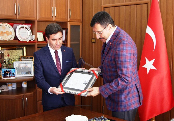 Bakan Tüfenkci’ye İlkokul Diploması Sürprizi