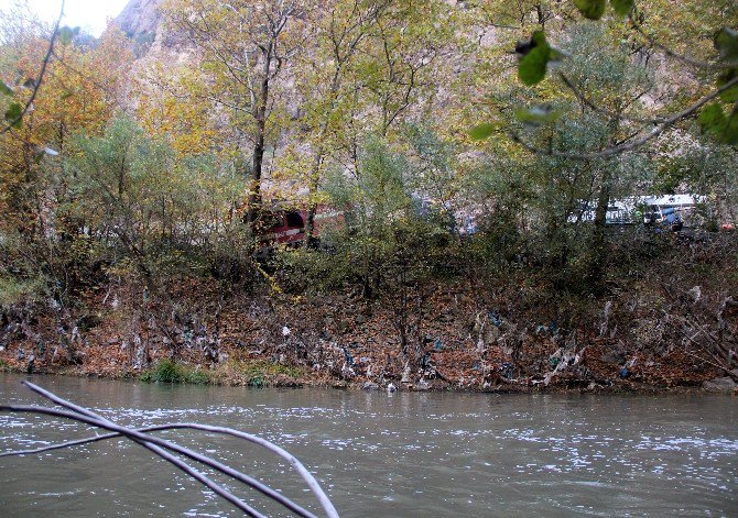 Kayalara Çarpan Yük Treni Raylardan Çıktı