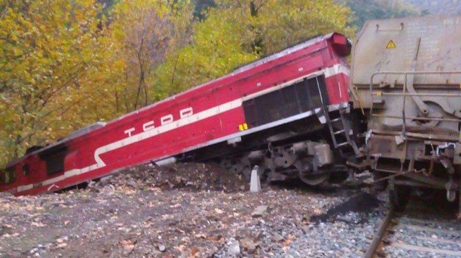 Kayalara Çarpan Yük Treni Raylardan Çıktı