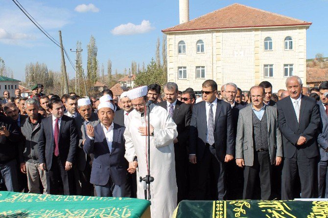 Yozgat’ta Yanarak Hayatını Kaybeden 3 Kız Kardeş Son Yolculuğuna Uğurlandı