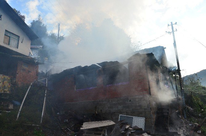 Zonguldak’ta Çıkan Yangında Bir Ev Tamamen Yandı