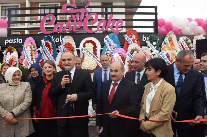 Bakan Özlü Case Cake’nin Açılışını Yaptı