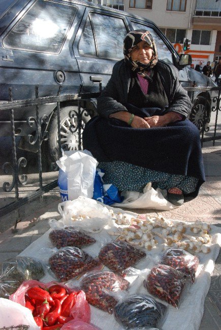 Kaldırım Üzerinde Satış Yaparak Torunlarının Harçlığını Çıkartıyor