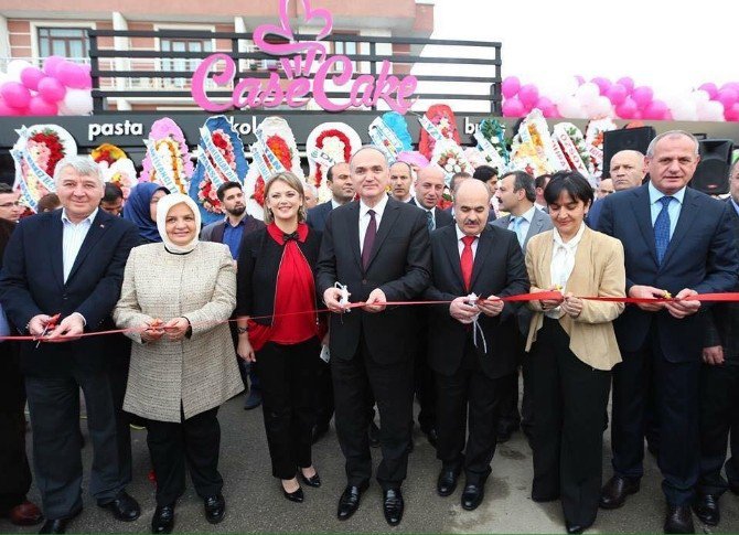 Bakan Özlü Case Cake’nin Açılışını Yaptı