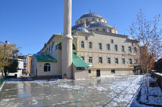 Palandöken Belediyesi’nden Cami Bahçelerine Düzenleme