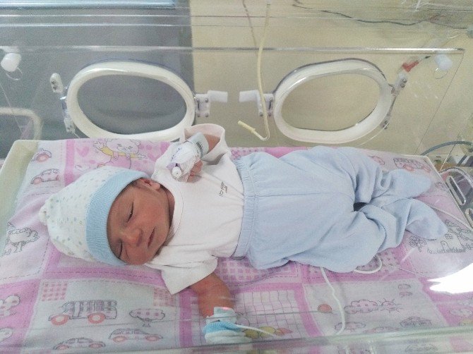 Vicdansız Anne Yeni Doğan Bebeğini Çöpe Attı