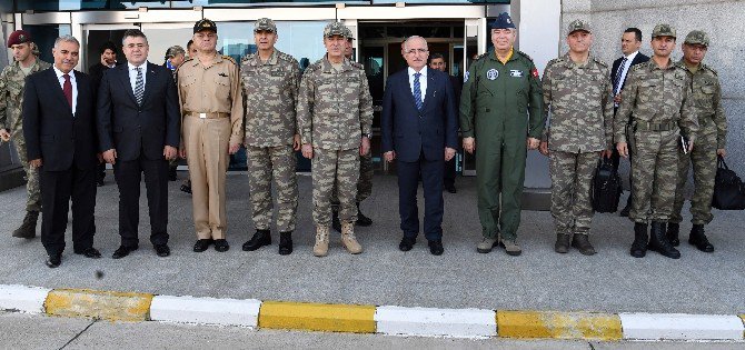 Genelkurmay Başkanı Akar, Şanlıurfa’da Denetlemelerde Bulundu