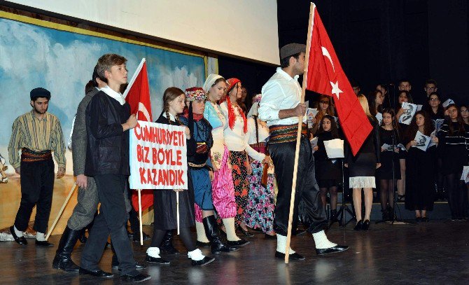 Bahçeşehir Anadolu Lisesi Öğrencileri Ata’sını Andı