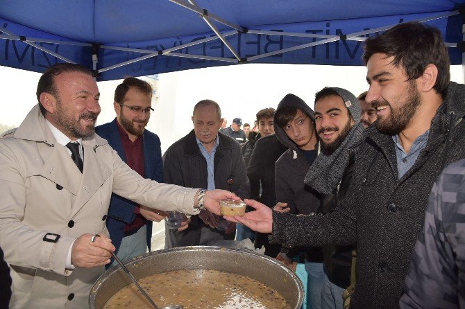 Nevzat Doğan’dan Üniversite Öğrencilerine Aşure İkramı