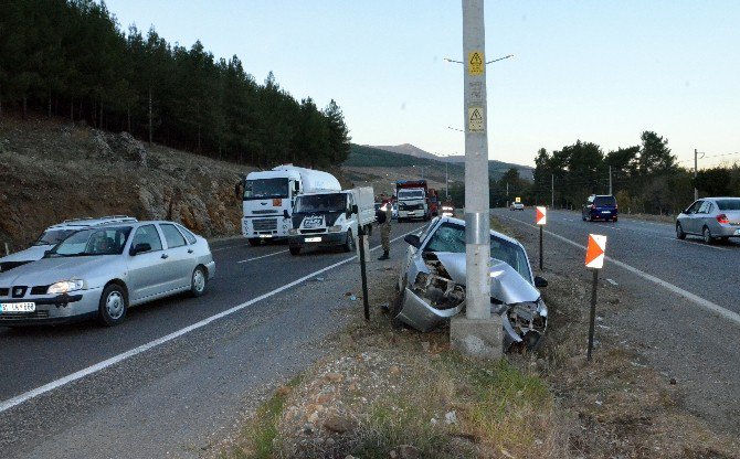 Otomobil Aydınlatma Direğine Çarptı: 4 Yaralı