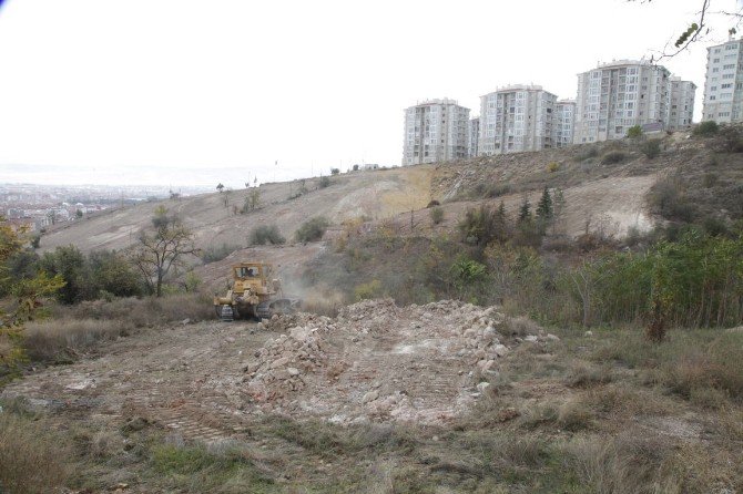 Karapınar’da Molozlar Kaldırılmaya Devam Ediyor