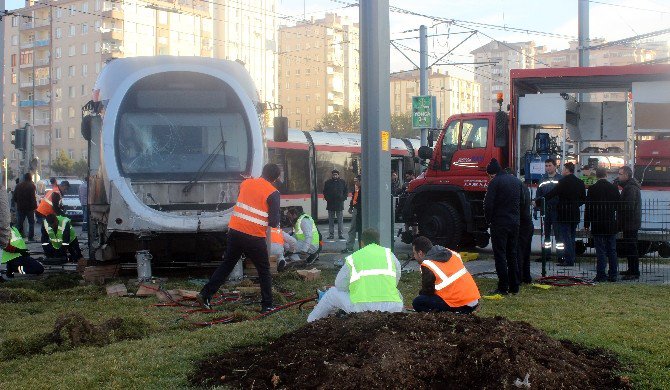 Kayseri’de Öğrenci Servisi İle Tramvay Çarpıştı: 7 Yaralı