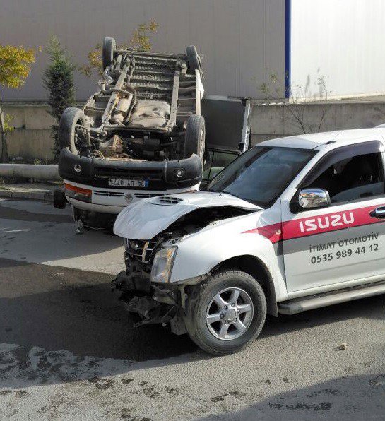 Gebze’de Kamyonet İle Servis Aracı Çarpıştı: 5 Yaralı