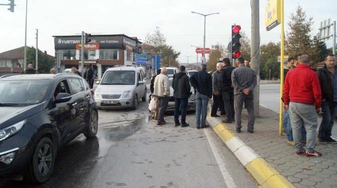 Sakarya’da Otomobil İle Minibüs Çarpıştı: 1 Yaralı