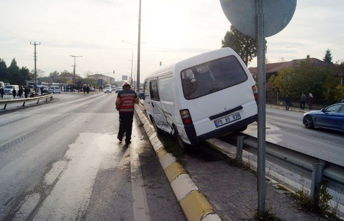 Sakarya’da Otomobil İle Minibüs Çarpıştı: 1 Yaralı