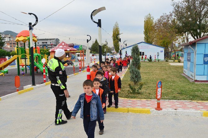 Trafik Kurallarını Eğlenerek Öğreniyorlar