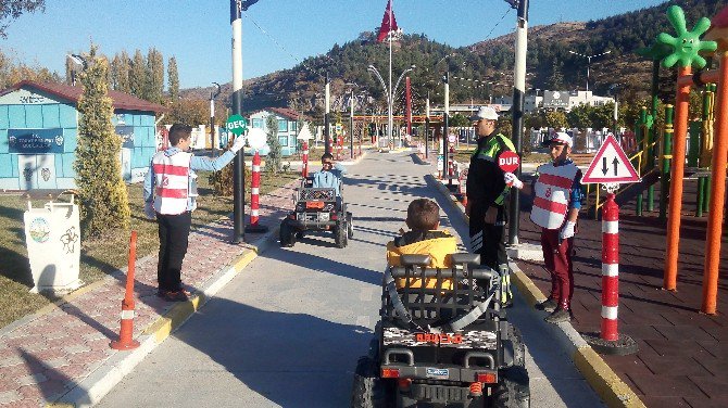 Trafik Kurallarını Eğlenerek Öğreniyorlar