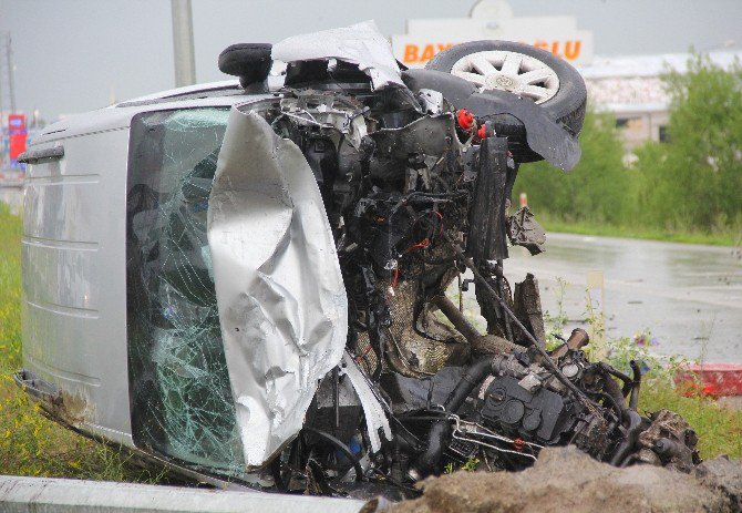 3 Kişinin Yaralandığı Trafik Kazası Güvenlik Kamerasına Yansıdı