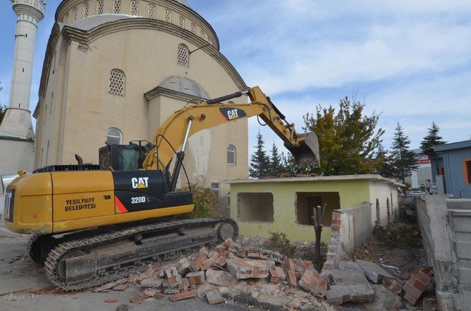 Yeşilyurt Belediyesi Bu Yıl 53 Metruk Ev Yıkımı Yaptı