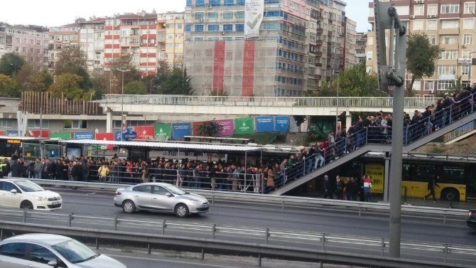 Üst Geçitte Yaya Trafiği Oluştu, Vatandaş E-5’e İndi