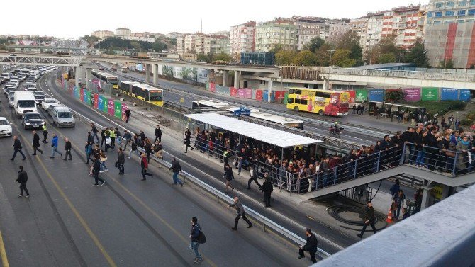 Üst Geçitte Yaya Trafiği Oluştu, Vatandaş E-5’e İndi