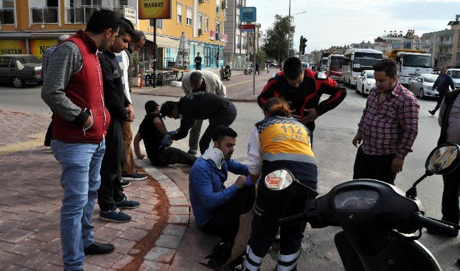 Antalya’da Motosikletler Çarpıştı: 2 Yaralı