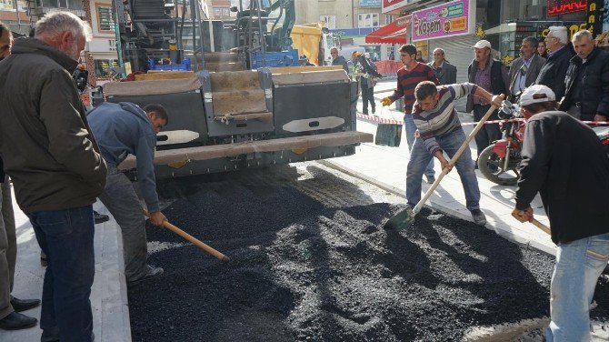 Atatürk Bulvarında Sıcak Asfalt Çalışmaları Tamamlanıyor