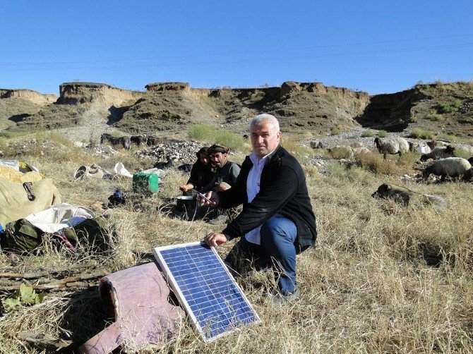 Göçerler, Telefonları Şarj Etmek İçin Güneş Panelleriyle Geziyor