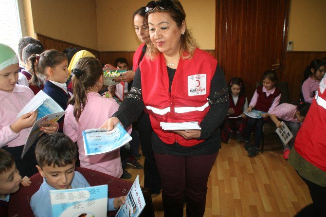 Minik Çocuklar Türk Kızılayı İle Tanıştı