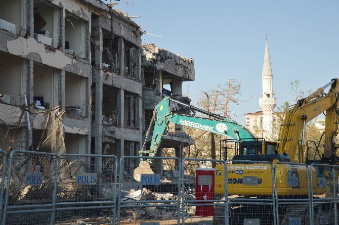 Diyarbakır’da Emniyet Binasının Yıkımına Başlandı